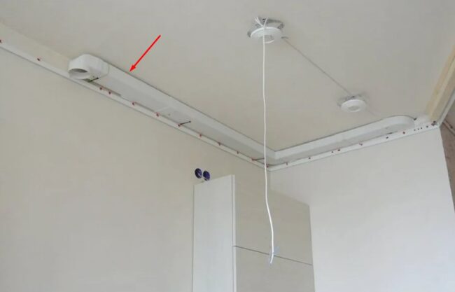 Снимка на въздуховоди, закрепени към тавана на междуетажния етаж