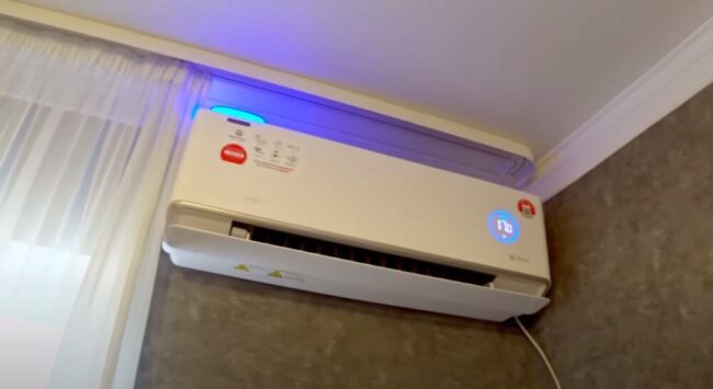 Снимка на модула на вътрешния климатик, прикрепен към рамката