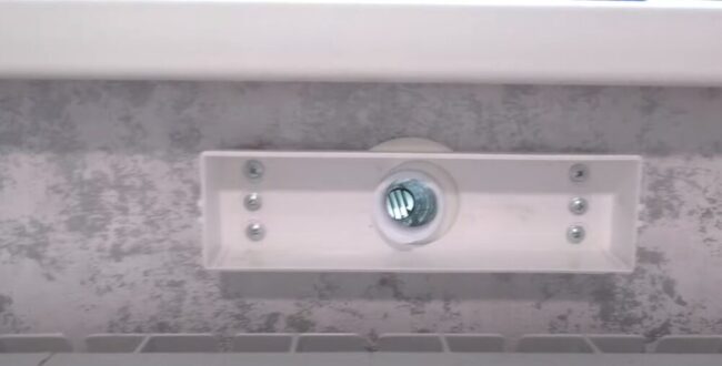 Снимка на тялото на клапана, закрепено към стената в зоната на вентилационния отвор