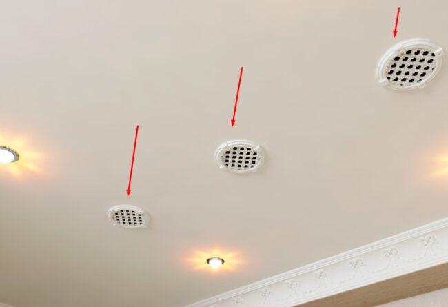 Снимка на вентилационни отвори, покрити с решетки на окачен таван