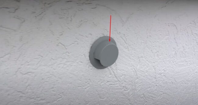 Снимка на вентилационен отвор, затворен от улицата с декоративна капачка