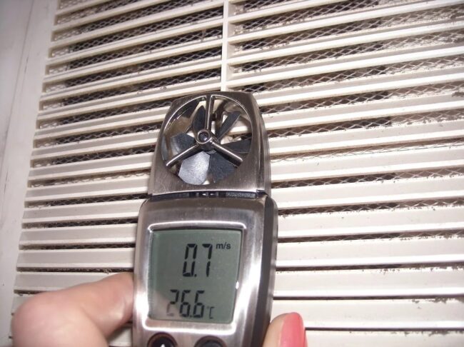 Снимка: Проверка на скоростта на потока и температурата с анемометър