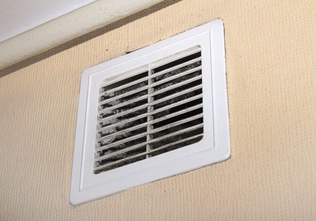 Снимка на апартаментен капак, покрит с решетка