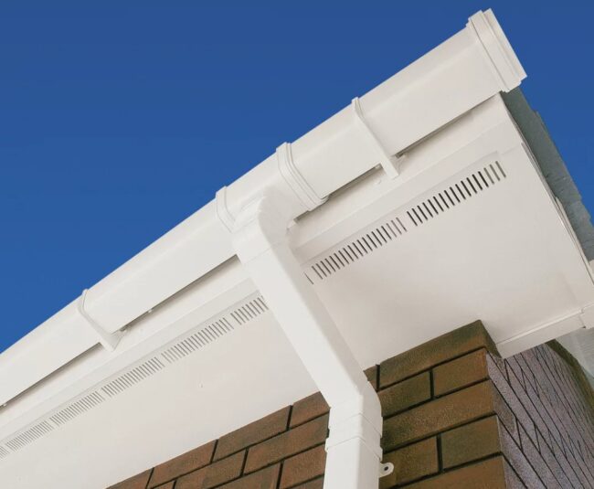 Фото отвори за корниз в облицовката на стрехите