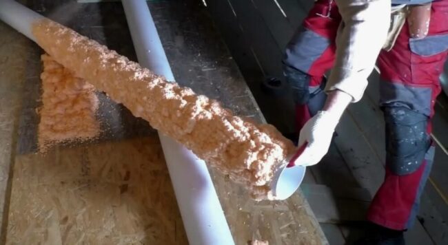 Снимка: Пръскане на полиуретанова пяна върху вентилационните тръби