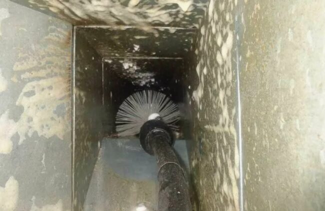 Снимка: Почистване на вентилационния канал с помощта на химични и механични методи