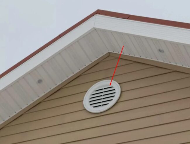 Снимка на капандурен прозорец на фронтона на стопанската постройка