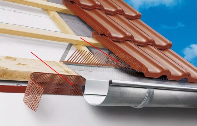 Снимка: Създаване на вентилационни отвори на надвеса на покрива под метални керемиди и обшивка зад улук с капкоуловител