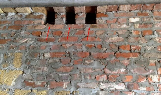 Снимка: Точкови вентилационни отвори в тухлена зидария