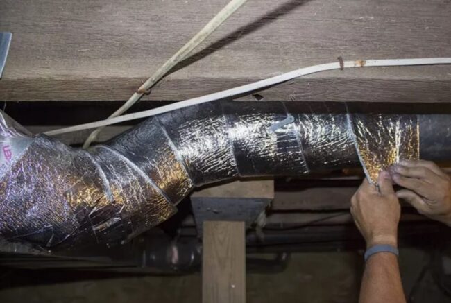 Снимка: Изолиране на въздуховод с фолио от пенофол