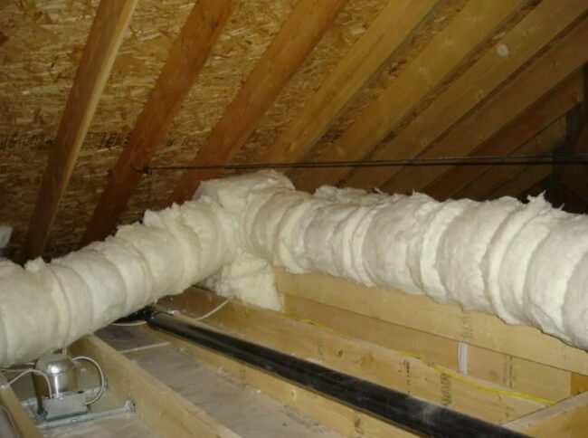 Снимка на тръба, изолирана с минерална вата без фолио покритие