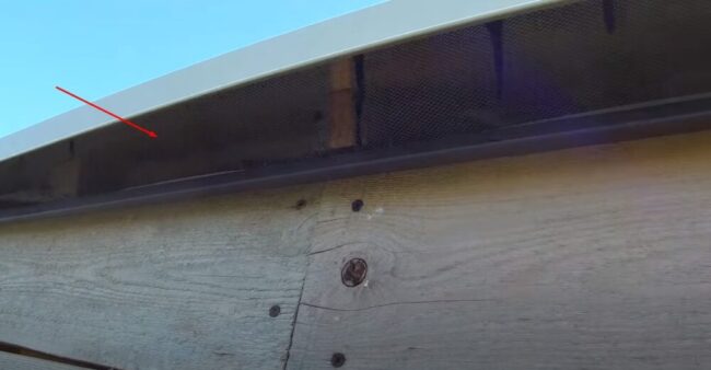 Снимка на вентилационна междина под покрива, покрита с мрежа