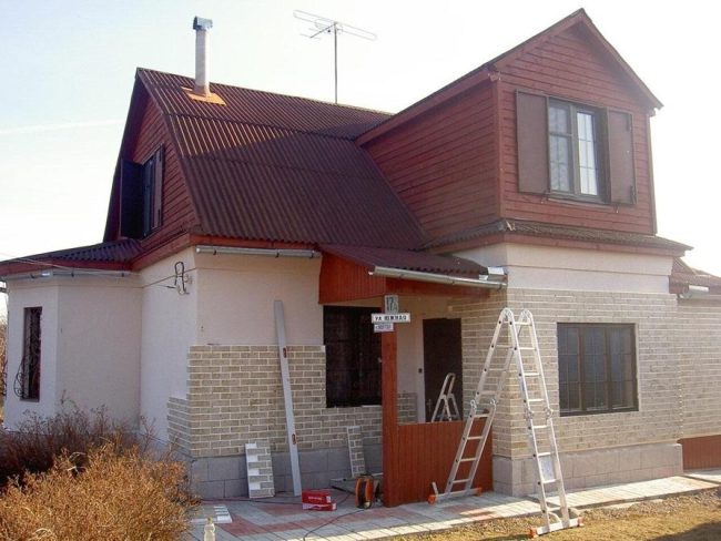 Плюсове и минуси на фасадните решения: защо изолираните клинкерни плочки са по-добри от мазилката